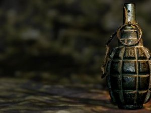 Nizamiyeye el bombası atıldı