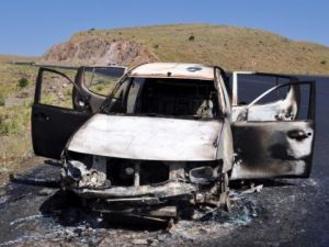 Erzurum'da teröristler 8 aracı yaktı