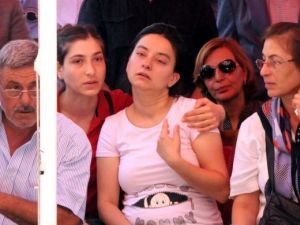 Şehit eşinin ağlatan tişörtü