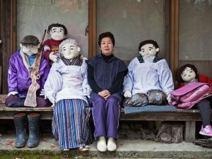 Köyden göçen herkesin kuklasını yaptı