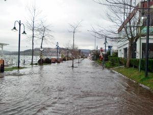 Sahil yolu su altında !