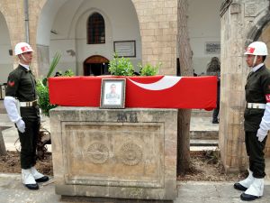 Şehit asker toprağa verildi