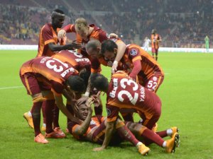 Galatasaray 8 futbolcuyla yolları ayırıyor