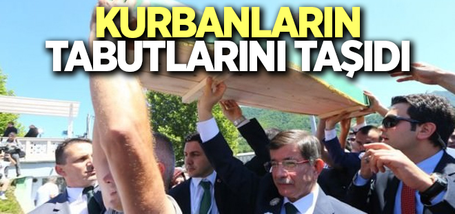 Davutoğlu kurbanların tabutlarını taşıdı