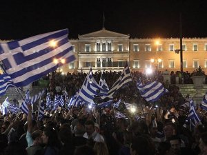 Yunanistan'da kritik oylama