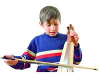 İnternetten kemençe çalmayı öğrendi