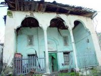 Tarihi cami çöktü