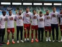 Sahaya 'Özgecan' tişörtleriyle çıktılar