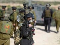 Yahudiler İsrail askerinin yüzüne tükürdü