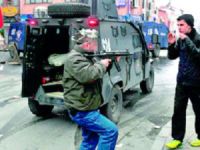 Eylemcinin değil polisin silahını gördüler