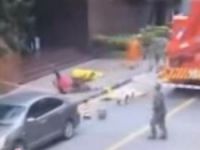 Kurtarmak için geldiler, kendi canlarını zor kurtardılar