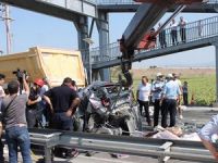 Otomobil 2 tırın arasında sıkıştı: 2 ölü