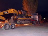 Kars'ta teröristler yol kesip araçları ateşe verdi