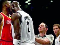 Garnett, Howard’a kafa attı