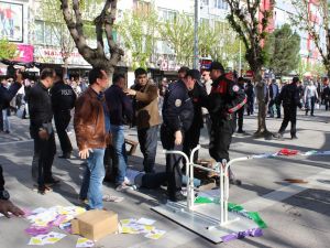 Uşak'ta HDP standını dağıttılar