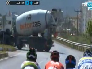 Beton mikseri yola daldı