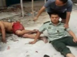 Çin'de intihar eden adam polisin üzerine düştü