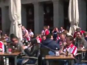 Hollandalı taraftarlar mültecilerle dalga geçti