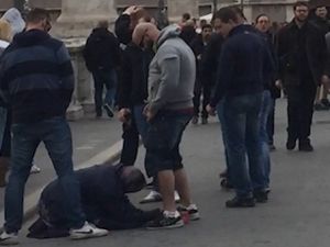 Çek taraftar Suriyeli mültecinin üzerine işedi