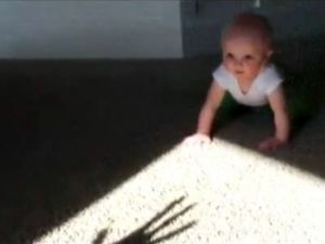 Babasının gölgesinden ürperen bebek