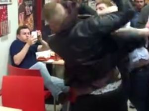 Garson kız kavganın ortasında kalınca..