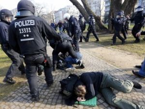 'Çağdaş' ülke polisi böyle müdahale etti!..