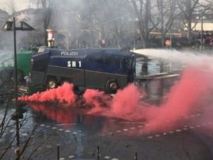 Alman polisi TOMA'lara sarıldı