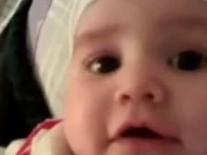 La ilahe illallah demeye çalışan bebek