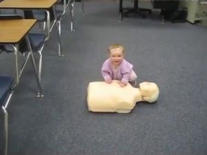 İlk yardım yapabilen bebek