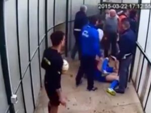 Soyunma odasına giden tünelde tekmeler yumruklar havada uçuştu!