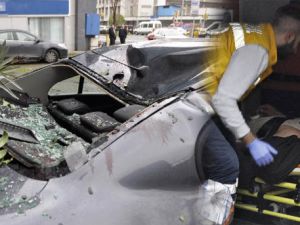 Duvardan arabanın üstüne düştü!