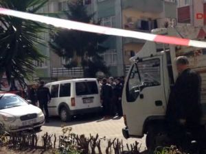 Eşini bıçakla rehin aldı!