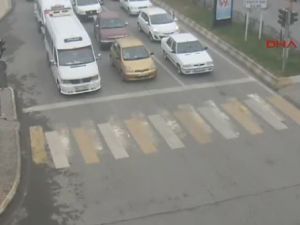 Trafikte arabadan inip yaşlı adama yardım etti