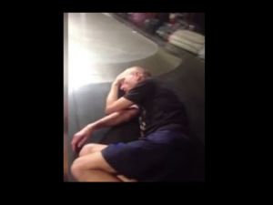 Bagaj Bandı Üzerinde Uyuyan Adam